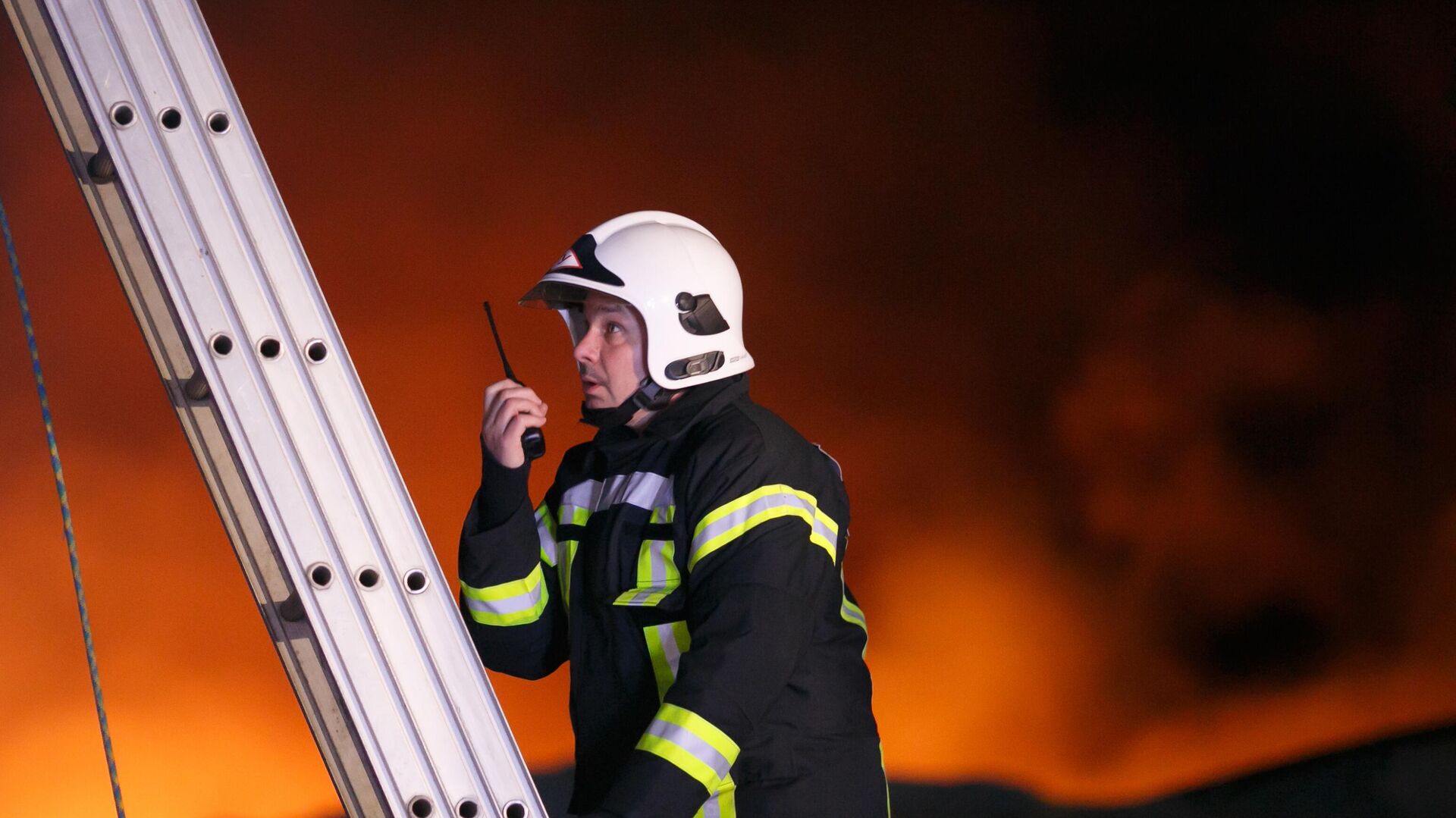Пожар в жилом доме в Нефтеюганске локализовали