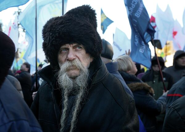 Участник акции против земельной реформы у здания администрации президента Украины в Киеве Участник акции против земельной реформы у здания администрации президента Украины в Киеве