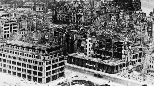 Дрезден в 1951 году еще в развалинах после войны Дрезден в 1951 году еще в развалинах после войны