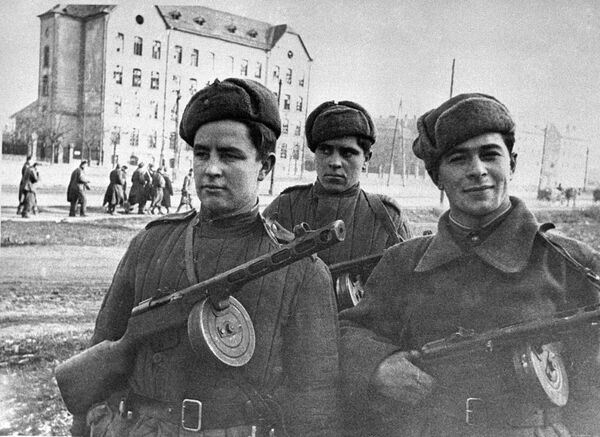 Великая Отечественная война 1941-1945 гг. Группа советских автоматчиков проходит по улицам Будапешта. Освобождение Венгрии от немецко-фашистских захватчиков Великая Отечественная война 1941-1945 гг. Группа советских автоматчиков проходит по улицам Будапешта. Освобождение Венгрии от немецко-фашистских захватчиков