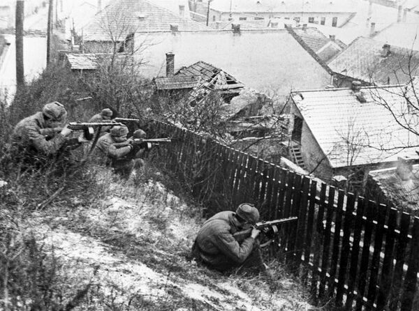 Великая Отечественная война 1941-1945 гг. Автоматчики 3-го Украинского фронта ведут бои на улицах Будапешта Великая Отечественная война 1941-1945 гг. Автоматчики 3-го Украинского фронта ведут бои на улицах Будапешта