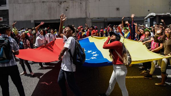 Участники акции протеста против санкционной политики США на одной из улиц Каракаса Участники акции протеста против санкционной политики США на одной из улиц Каракаса