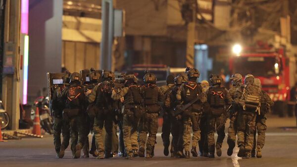 Спецназ в Таиланде около торгового центра, где произошла стрельба Спецназ в Таиланде около торгового центра, где произошла стрельба