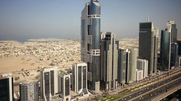 Вид на новую и старую часть города Дубая из отеля Jumeirah Emirates Towers. (Съемка через стекло)