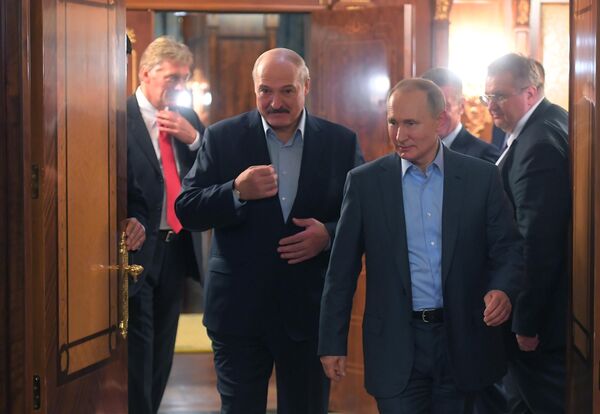 Президент Белоруссии Александр Лукашенко и президент РФ Владимир Путин во время встречи в Сочи Президент Белоруссии Александр Лукашенко и президент РФ Владимир Путин во время встречи в Сочи