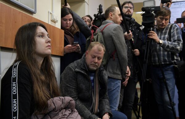 Жительница Петербурга Алла Ильина перед началом заседания Петроградского районного суда Жительница Петербурга Алла Ильина перед началом заседания Петроградского районного суда