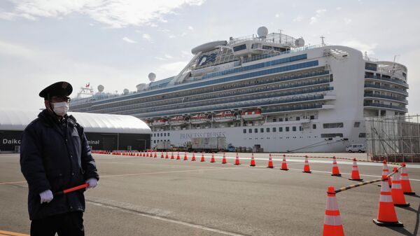 Лайнер Diamond Princess на рейде в порту Йокогама Лайнер Diamond Princess на рейде в порту Йокогама
