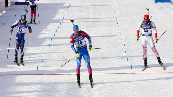 Ли Су Юнг, Александр Логинов и Зана Озтунч на финише спринтерской гонки