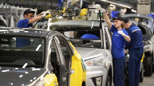 Рабочие в сборочном цехе на заводе Hyundai в Санкт-Петербурге Рабочие в сборочном цехе на заводе Hyundai в Санкт-Петербурге