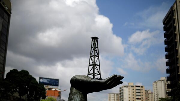 Скульптура у здания государственной нефтяной компании Венесуэлы PDVSA в Каракасе Скульптура у здания государственной нефтяной компании Венесуэлы PDVSA в Каракасе