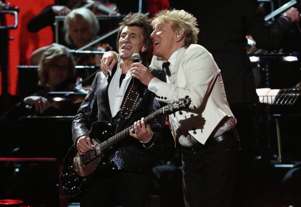 Род Стюарт и Ронни Вуд во время выступления на церемонии вручения премии Brit Awards в Лондоне Род Стюарт и Ронни Вуд во время выступления на церемонии вручения премии Brit Awards в Лондоне