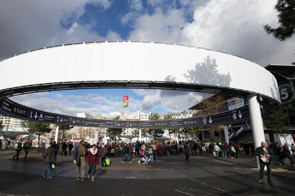 Посетители сельскохозяйственной ярмарки в выставочном центре Paris Expo Porte de Versailles в Париже Посетители сельскохозяйственной ярмарки в выставочном центре Paris Expo Porte de Versailles в Париже