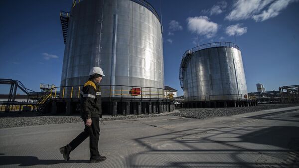 Сотрудник ООО РН-Пурнефтегаз, дочернего предприятия ОАО НК Роснефть, на дожимной компрессорной станции Харампурского месторождении в Ямало-Ненецком автономном округе Сотрудник ООО РН-Пурнефтегаз, дочернего предприятия ОАО НК Роснефть, на дожимной компрессорной станции Харампурского месторождении в Ямало-Ненецком автономном округе