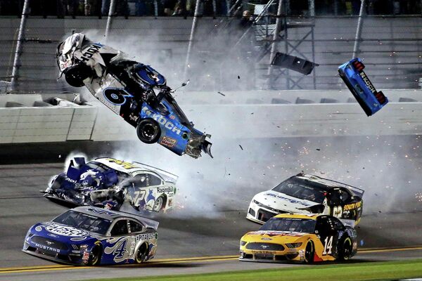 Авария пилота NASCAR Райана Ньюмана в гонке Daytona 500 Авария пилота NASCAR Райана Ньюмана в гонке Daytona 500