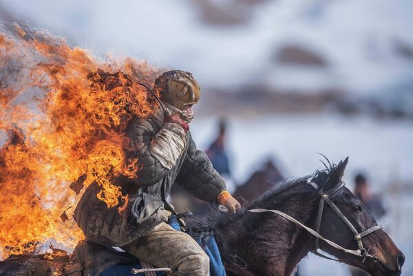 Участник чемпионата Нарынской области по традиционной конной игре кок-бору в селе Казыбек Ат-Башинского района в Киргизии Участник чемпионата Нарынской области по традиционной конной игре кок-бору в селе Казыбек Ат-Башинского района в Киргизии