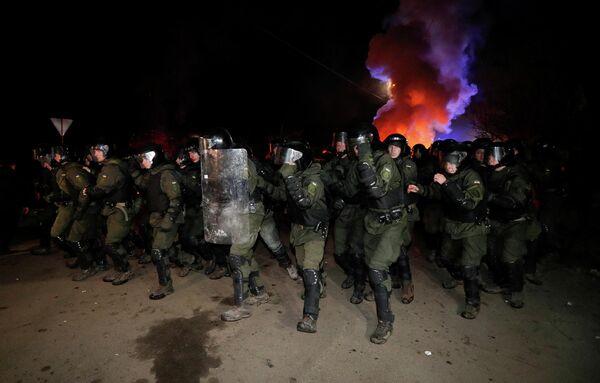 Украинские правоохранители во время протеста против прибытия самолета с эвакуированными из китайской провинции Хубэй в село Новые Санжары Полтавской области Украинские правоохранители во время протеста против прибытия самолета с эвакуированными из китайской провинции Хубэй в село Новые Санжары Полтавской области