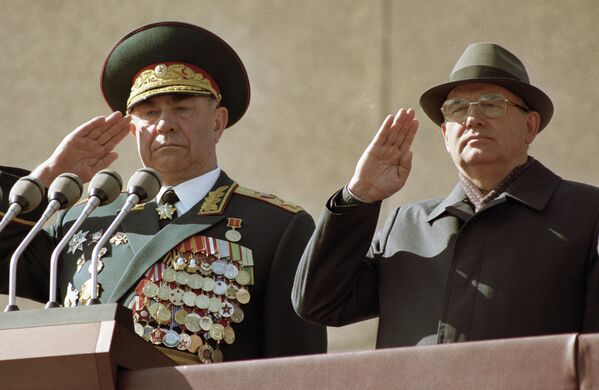 Президент СССР, Генеральный секретарь ЦК КПСС Михаил Горбачев (справа) и министр обороны СССР Дмитрий Язов (слева) на трибуне Мавзолея В. И. Ленина во время празднования 45-ой годовщины Победы в Великой Отечественной войне Президент СССР, Генеральный секретарь ЦК КПСС Михаил Горбачев (справа) и министр обороны СССР Дмитрий Язов (слева) на трибуне Мавзолея В. И. Ленина во время празднования 45-ой годовщины Победы в Великой Отечественной войне