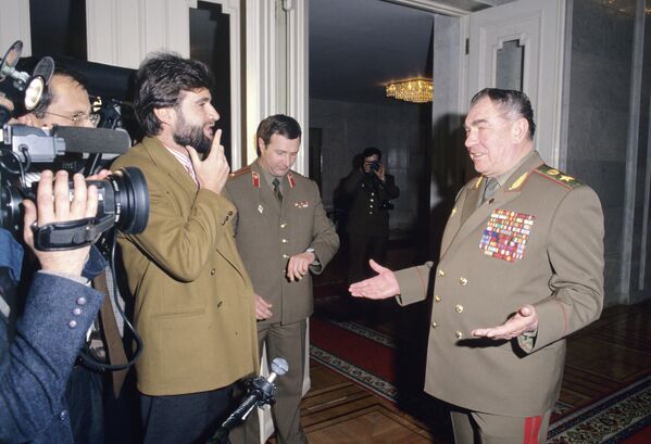 Кандидат в члены Политбюро ЦК КПСС, министр обороны СССР Язов Дмитрий Тимофеевич дает интервью французским корреспондентам Кандидат в члены Политбюро ЦК КПСС, министр обороны СССР Язов Дмитрий Тимофеевич дает интервью французским корреспондентам