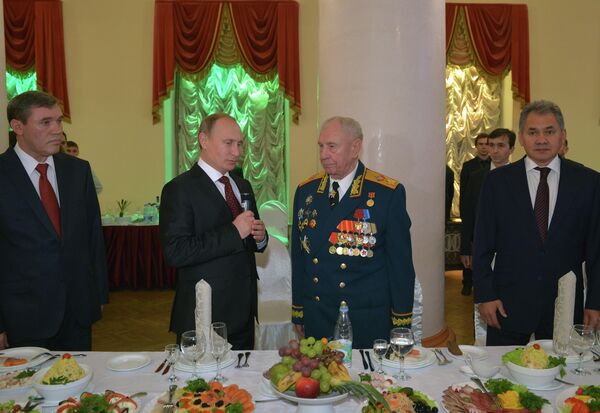 Президент России Владимир Путин поздравляет маршала Советского Союза, экс-министра обороны СССР Дмитрия Язова Президент России Владимир Путин поздравляет маршала Советского Союза, экс-министра обороны СССР Дмитрия Язова