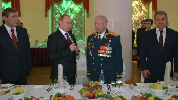 Президент России Владимир Путин поздравляет маршала Советского Союза, экс-министра обороны СССР Дмитрия Язова Президент России Владимир Путин поздравляет маршала Советского Союза, экс-министра обороны СССР Дмитрия Язова