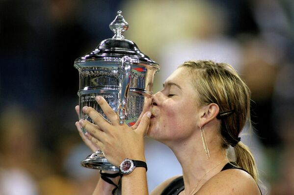 Мария Шарапова с кубком US Open Мария Шарапова с кубком US Open