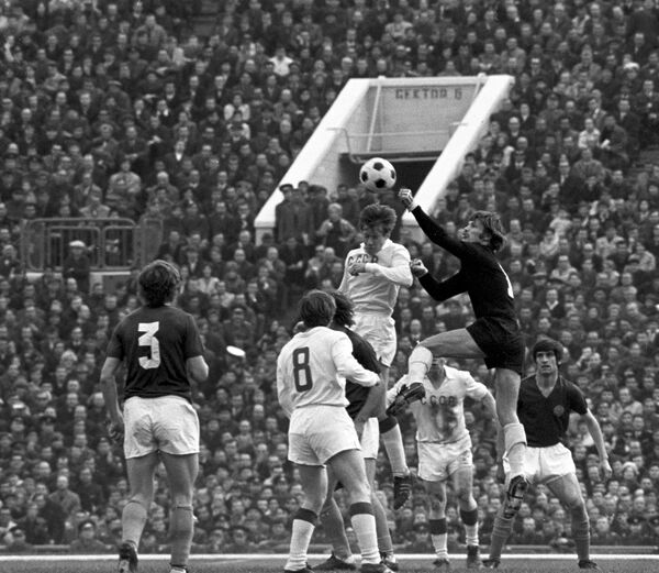 Игровой момент четвертьфинального матча чемпионата Европы 1972 года между сборными СССР и Югославии Игровой момент четвертьфинального матча чемпионата Европы 1972 года между сборными СССР и Югославии