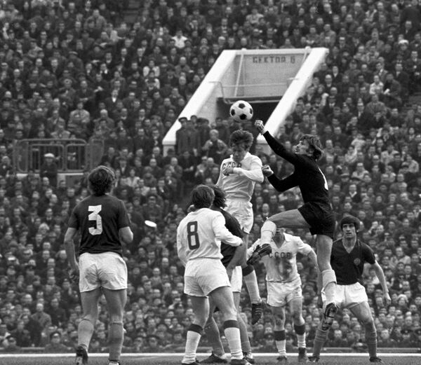 Игровой момент четвертьфинального матча чемпионата Европы 1972 года между сборными СССР и Югославии Игровой момент четвертьфинального матча чемпионата Европы 1972 года между сборными СССР и Югославии