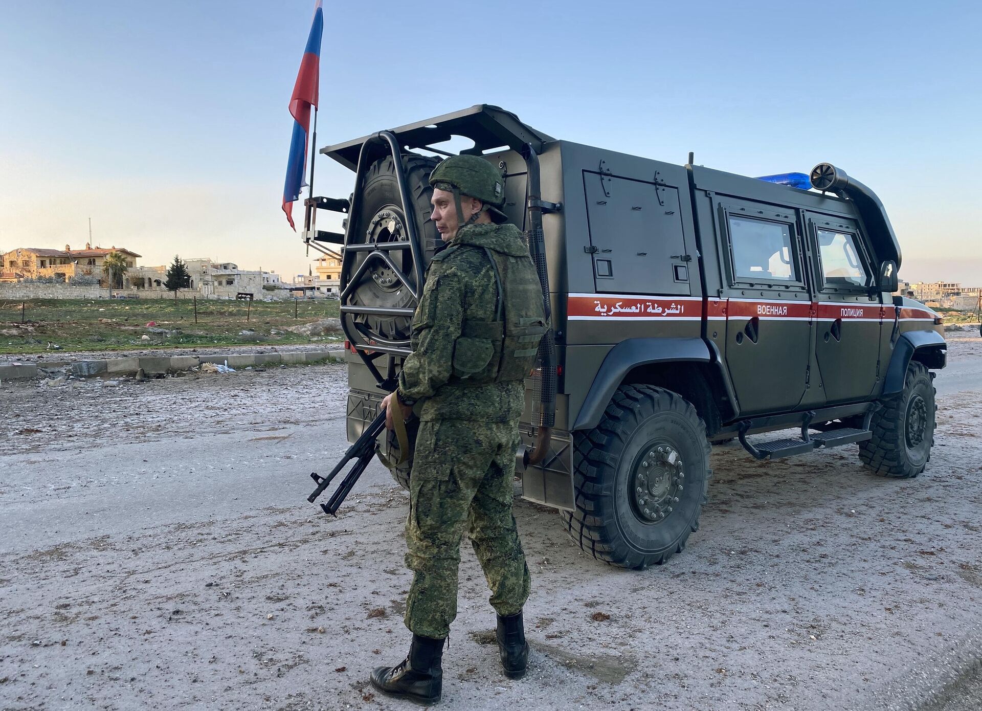 Патруль российской военной полиции в районе освобожденного от боевиков города Саракеб в провинции Идлиб Патруль российской военной полиции в районе освобожденного от боевиков города Саракеб в провинции Идлиб - РИА Новости, 1920, 14.10.2020