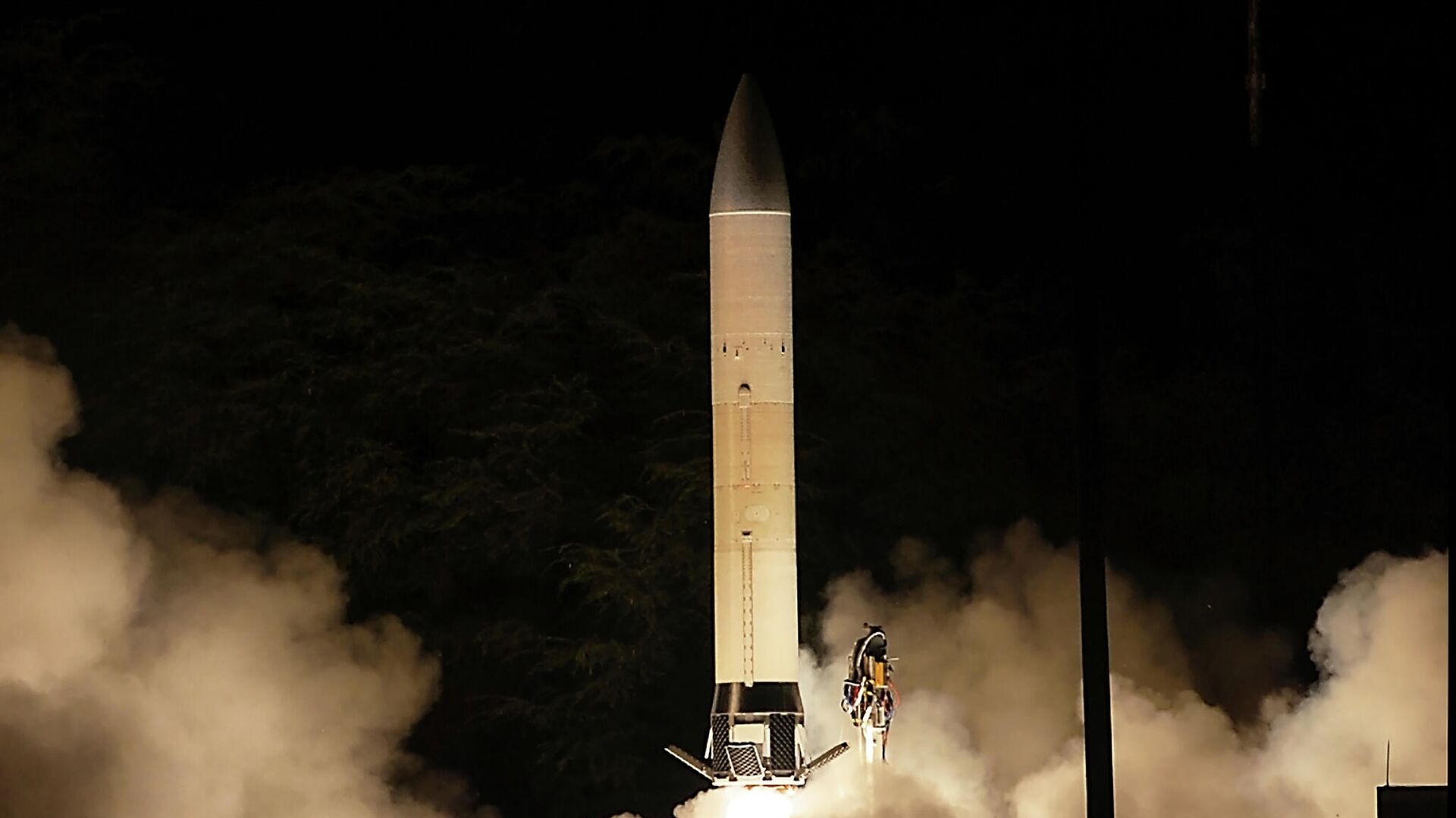 Первый запуск прототипа перспективного гиперзвукового оружия (Advanced Hypersonic Weapon ) на полигоне в США Первый запуск прототипа перспективного гиперзвукового оружия (Advanced Hypersonic Weapon ) на полигоне в США - РИА Новости, 1920, 02.09.2020