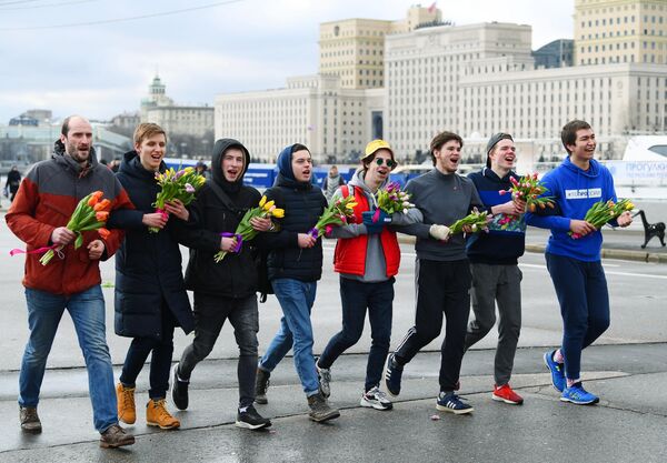 Участники забега Цветы любимым! в рамках празднования Международного женского дня на Пушкинской набережной в Парке Горького в Москве Участники забега Цветы любимым! в рамках празднования Международного женского дня на Пушкинской набережной в Парке Горького в Москве