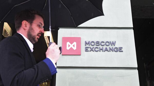 Прохожий возле здания Московской биржи Прохожий возле здания Московской биржи