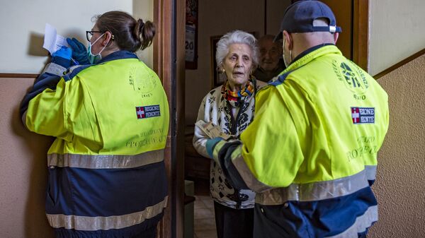 Сотрудники социальной службы доставляют продукты людям пожилого возраста для предотвращения распространения инфекции Сотрудники социальной службы доставляют продукты людям пожилого возраста для предотвращения распространения инфекции