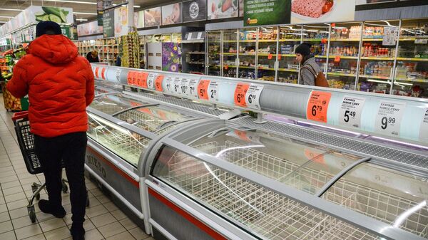 Покупатели в продуктовом магазине в Варшаве Покупатели в продуктовом магазине в Варшаве
