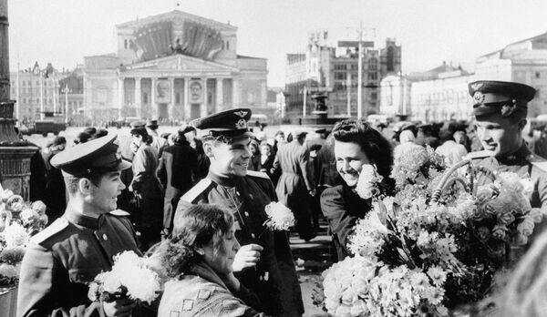 Празднование Дня Победы в центре Москвы у Большого театра Празднование Дня Победы в центре Москвы у Большого театра