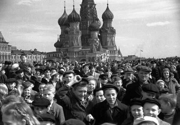 Народное гулянье на Красной площади в честь победы советского народа над фашистской Германией в Великой Отечественной войне 1941-1945 годов Народное гулянье на Красной площади в честь победы советского народа над фашистской Германией в Великой Отечественной войне 1941-1945 годов