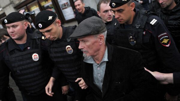 Сотрудники правоохранительных органов задерживают лидера незарегистрированной партии Другая Россия, писателя Эдуарда Лимонова во время акции Стратегия-31 на Триумфальной площади в Москве Сотрудники правоохранительных органов задерживают лидера незарегистрированной партии Другая Россия, писателя Эдуарда Лимонова во время акции Стратегия-31 на Триумфальной площади в Москве