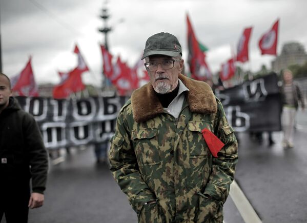 Писатель Эдуард Лимонов во время проведения марша протеста Антикапитализм-2012 в Москве Писатель Эдуард Лимонов во время проведения марша протеста Антикапитализм-2012 в Москве