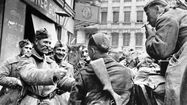 Советские солдаты-освободители празднуют победу в Берлине Советские солдаты-освободители празднуют победу в Берлине