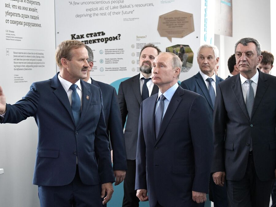 Президент РФ Владимир Путин знакомится с работой визит-центра Байкал заповедный Президент РФ Владимир Путин знакомится с работой визит-центра Байкал заповедный