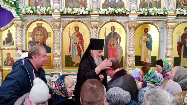 Благословение верующих в храме благоверного князя Игоря Черниговского и Киевского. Москва, Переделкино. 22.03.2020 Благословение верующих в храме благоверного князя Игоря Черниговского и Киевского. Москва, Переделкино. 22.03.2020