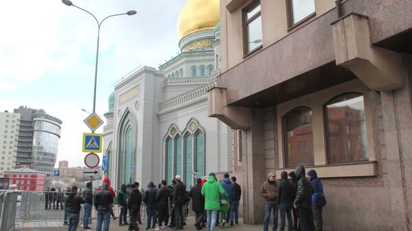 Мусульмане у закрытой Соборной мечети в Москве. 20 марта 2020 г. Мусульмане у закрытой Соборной мечети в Москве. 20 марта 2020 г.