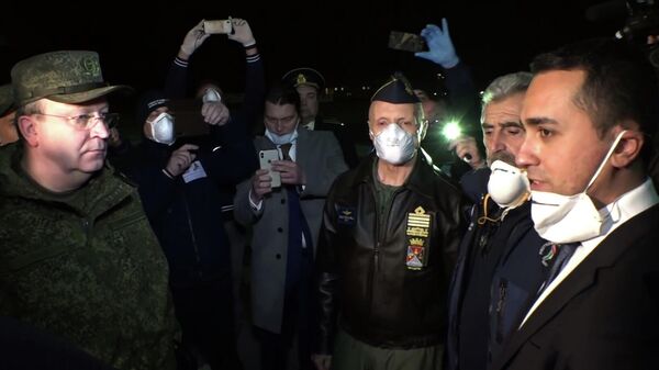 Министр иностранных дел Италии Луиджи Ди Майо во время встречи военно-транспортного самолета ВКС России Ил-76 МД Министр иностранных дел Италии Луиджи Ди Майо во время встречи военно-транспортного самолета ВКС России Ил-76 МД