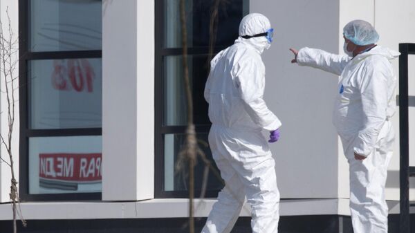 Врачи медицинской скорой помощи возле больницы для пациентов с подозрением на коронавирус в Коммунарке Врачи медицинской скорой помощи возле больницы для пациентов с подозрением на коронавирус в Коммунарке