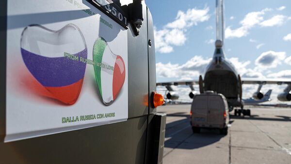 Наклейка на борту автомобиля с медицинским оборудованием для оказания помощи Италии в борьбе с распространением коронавируса Наклейка на борту автомобиля с медицинским оборудованием для оказания помощи Италии в борьбе с распространением коронавируса