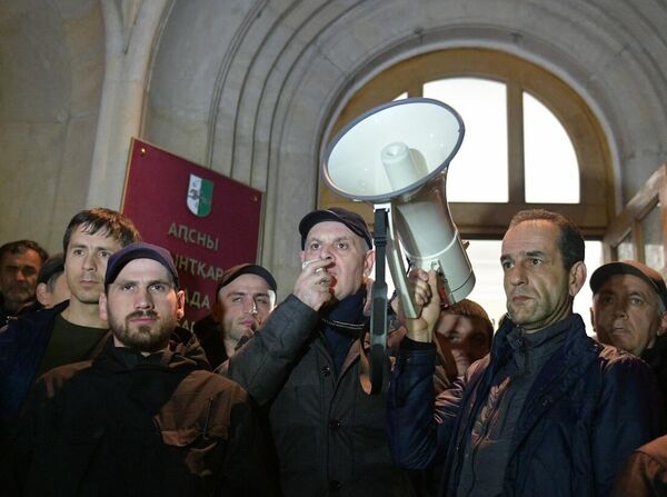 Лидер Блока оппозиционных сил Аслан Бжания во время митинга оппозиции у здания администрации президента Абхазии Лидер Блока оппозиционных сил Аслан Бжания во время митинга оппозиции у здания администрации президента Абхазии