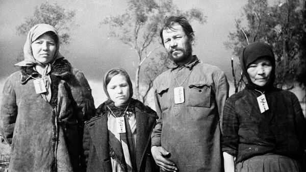 Жители деревни Зубцово. В оккупированных деревнях фашисты обязывали население носить на шее бирки с названием деревни, где они живут Жители деревни Зубцово. В оккупированных деревнях фашисты обязывали население носить на шее бирки с названием деревни, где они живут