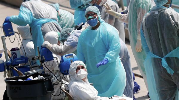 Сотрудники службы быстрого реагирования эвакуируют больных членов экипажа с двух круизных лайнеров Costa Favolosa и Costa Magica в порту Майами, США Сотрудники службы быстрого реагирования эвакуируют больных членов экипажа с двух круизных лайнеров Costa Favolosa и Costa Magica в порту Майами, США