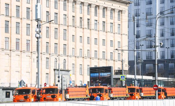 Промывка дорог и тротуаров с использованием специального моющего средства Промывка дорог и тротуаров с использованием специального моющего средства