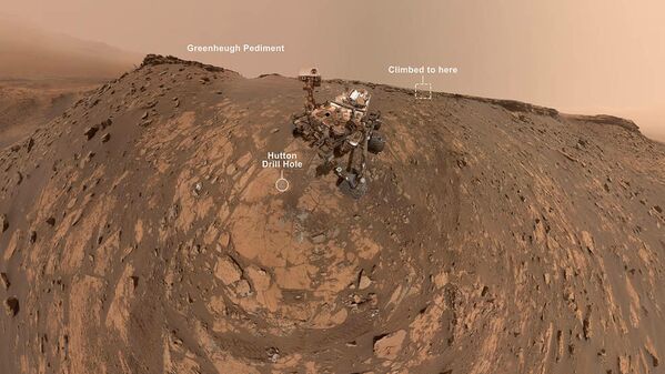 Селфи марсохода Curiosity возле крутого песчаного склона под фронтоном Гринхью Селфи марсохода Curiosity возле крутого песчаного склона под фронтоном Гринхью