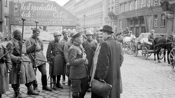Жители Братиславы беседуют с бойцами Советской армии Жители Братиславы беседуют с бойцами Советской армии